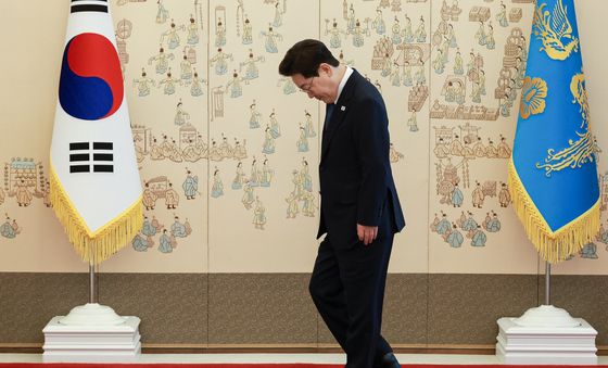 신임장 제정식 입장하는 이재명 대통령