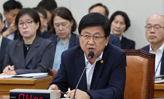 질의에 답하는 최교진 교육부 장관