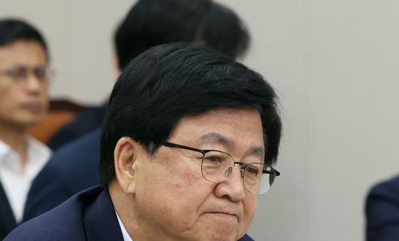 생각에 잠긴 최교진 교육부 장관