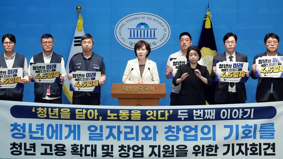 청년 고용 확대 및 창업 지원 기자회견 갖는 전현희 의원