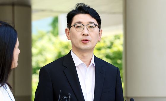 취재진 질문에 답변하는 주진우 국민의힘 의원