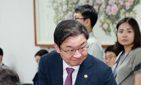 주택시장 안정화 TF 제1차 회의 참석하는 이억원 금융위원장