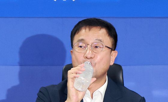 물마시는 한병도 직무대행