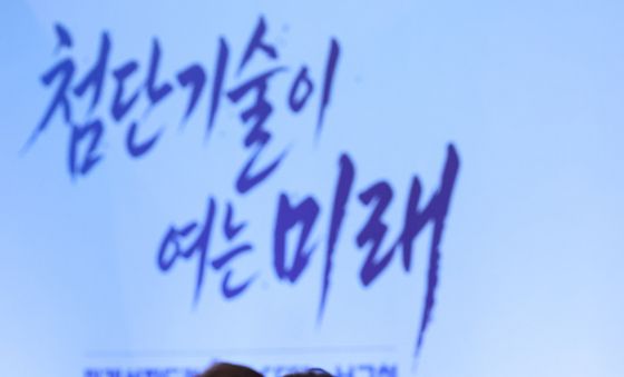 참석자 발언 듣는 이재명 대통령
