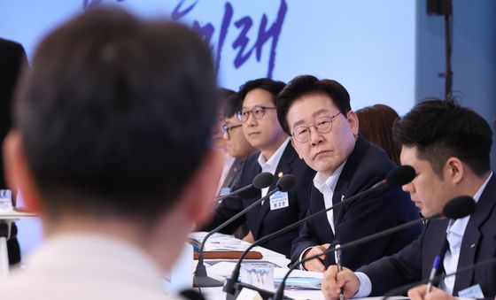 참석자 발언 듣는 이재명 대통령