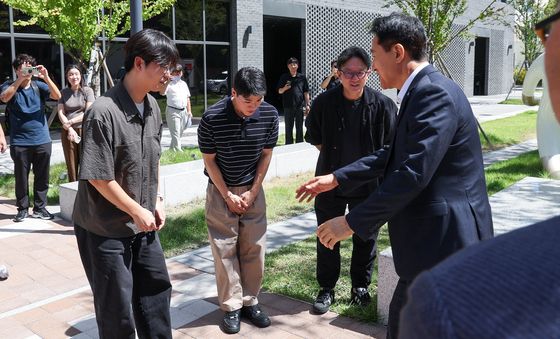 청년안심주택 입주민들과 인사 나누는 오세훈 시장