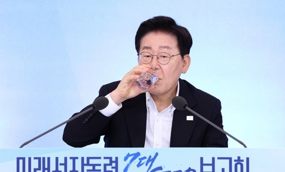 목 축이는 이재명 대통령