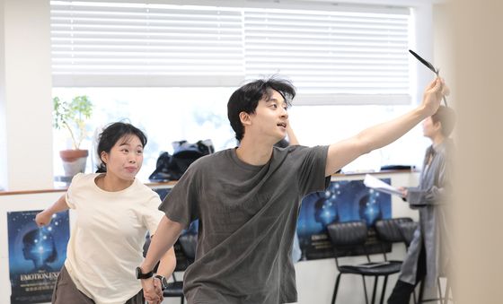 리허설 하는 '나는 반딧불' 이정훈과 이혜인