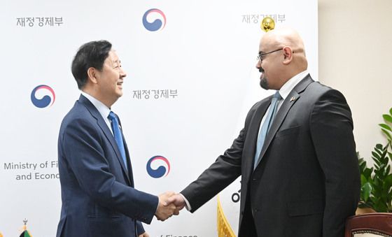 악수하는 구윤철 부총리와 주한 쿠웨이트 대사