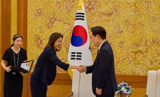 악수하는 이재명 대통령·미셸 스틸 주한미국대사