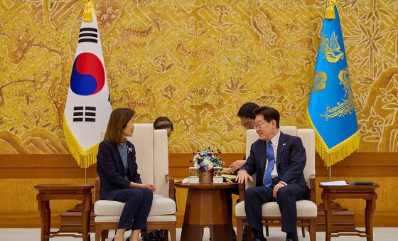 환담 나누는 이재명 대통령·미셸 스틸 주한미국대사
