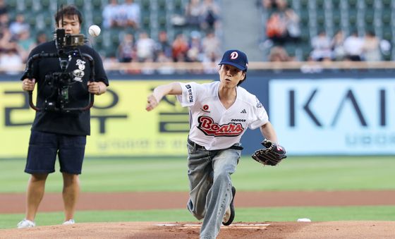 시구하는 배우 정창환
