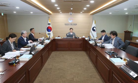 제27차 방미통위 전체회의 주재하는 김종철 위원장
