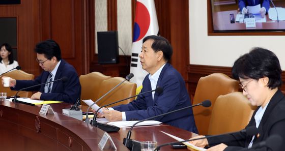 비상경제본부 회의 주재하는 구윤철 부총리