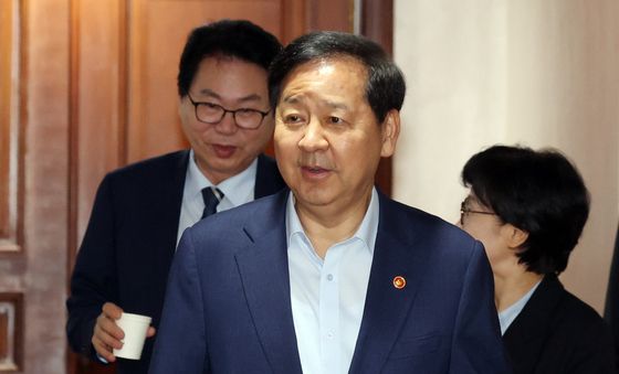 비상경제본부 회의 참석하는 구윤철 부총리