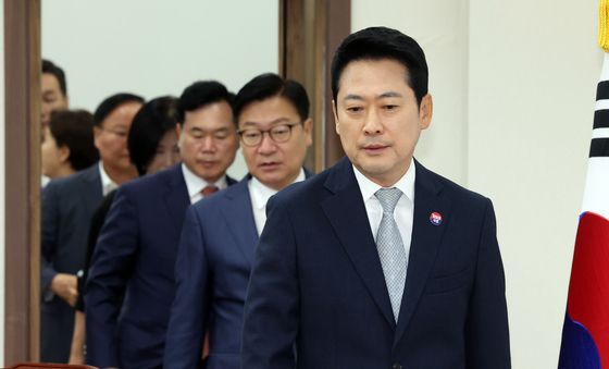 회의 참석하는 장동혁 대표