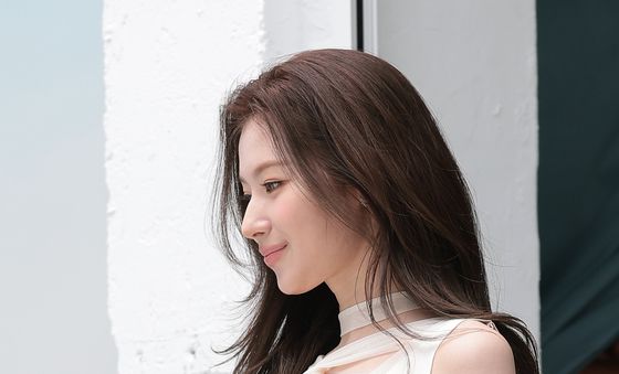 사나, 나 홀로 화보 인생