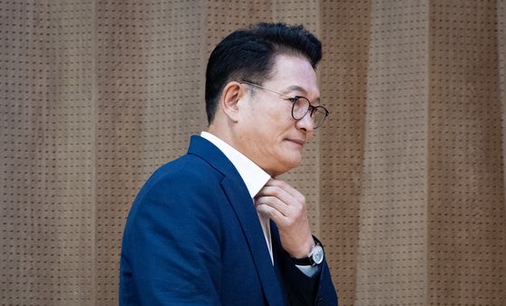 옷매무새 만지는 송영길