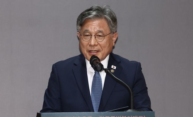 안중근 유묵 환수 언론공개회에서 인사말 하는 허민 청장