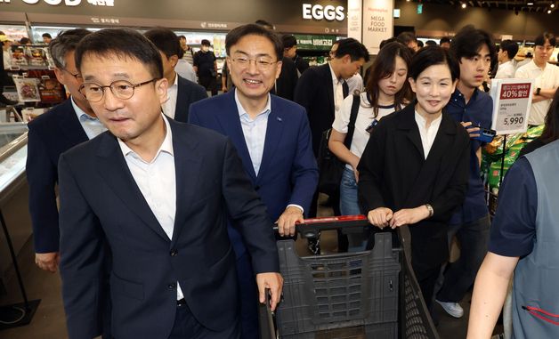 홈플러스에서 장 보는 한병도 대표 직무대행과 신장식 대표