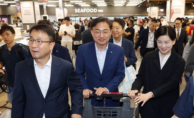 홈플러스에서 장보는 한병도 직무대행과 신장식 대표