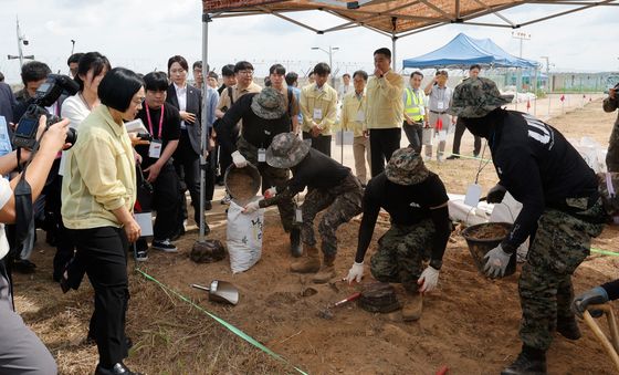 군장병 위로하는 한성숙 총리
