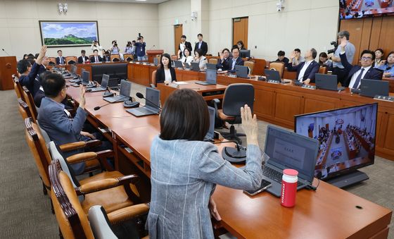 거수 투표하는 기후특위 위원들