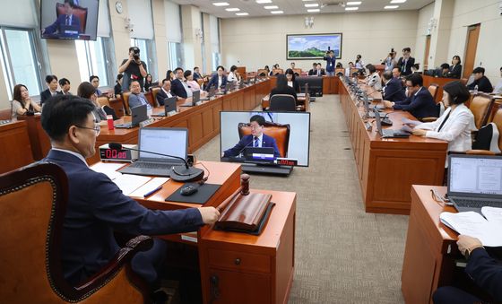 의사봉 두드리는 김정호 위원장