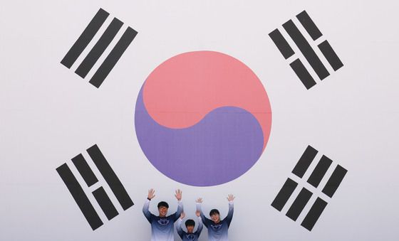 광복절 앞두고 태극기와 함께 '대한독립만세'