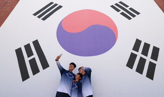 서대문형무소에 펼쳐진 대형 태극기