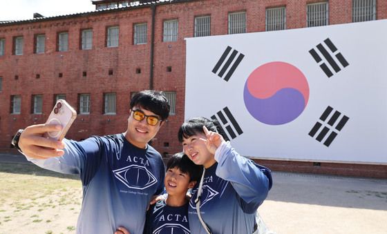 광복절 앞두고 태극기와 함께 '찰칵'
