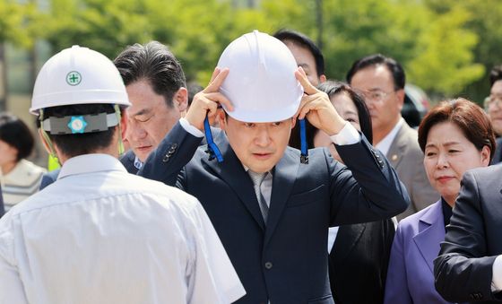 안전모 착용하는 장동혁 대표