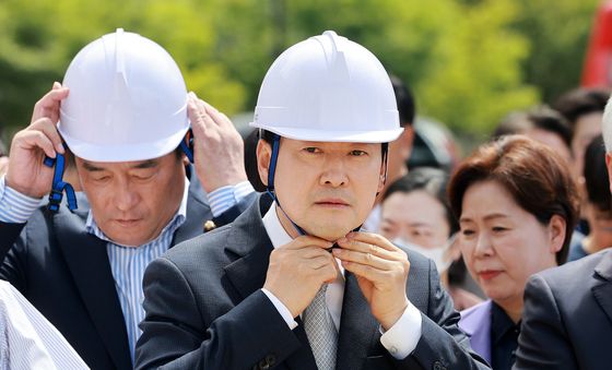 안전모 착용하는 장동혁 대표