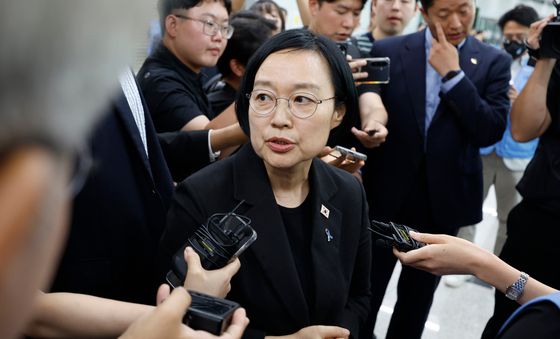 취재진 질문에 답하는 한성숙 총리