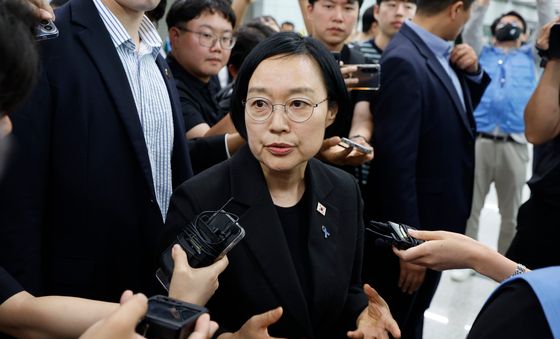 무안공항서 질문에 답하는 한성숙 총리