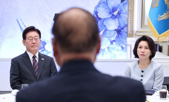 발언 경청하는 이재명 대통령
