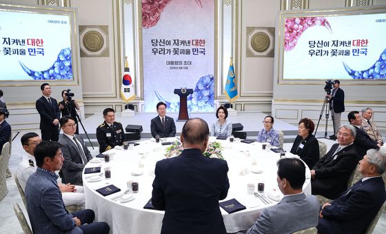 발언 경청하는 이재명 대통령