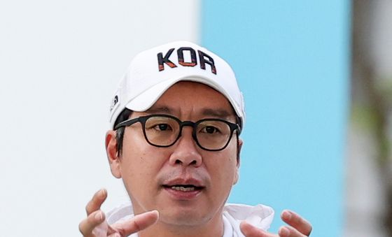 설명하는 김성진 감독