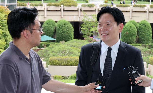 박상용 부부장검사, 취재진 질문에 미소