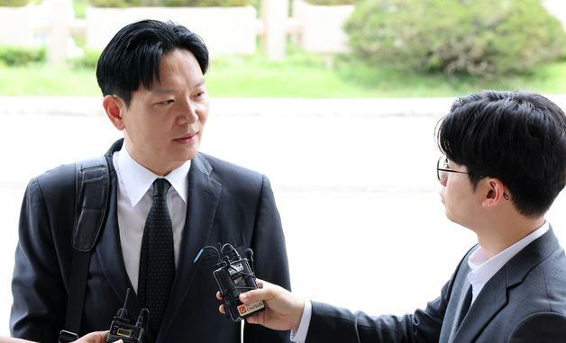 취재진 질문에 답변하는 박상용 부부장검사