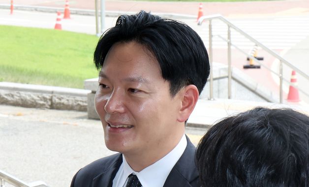취재진 질문에 웃으며 답하는 박상용 검사