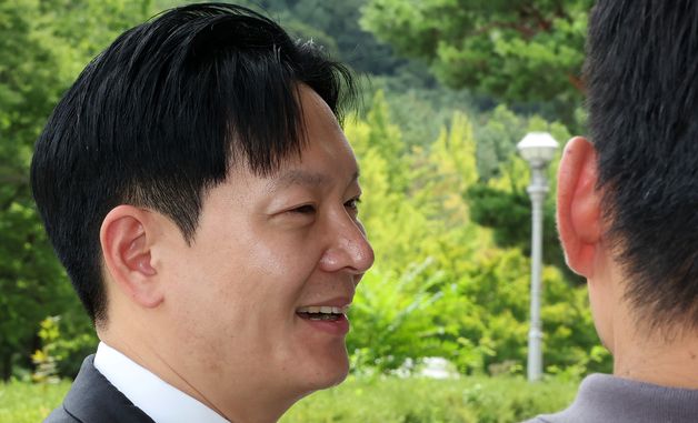 박상용 부부장검사, 취재진 질문에 미소