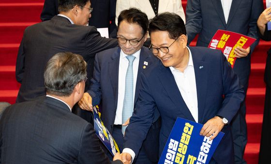 의원들과 인사하는 송영길