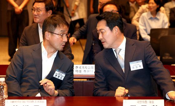 대화하는 한병도 당대표 직무대행과 장동혁 대표