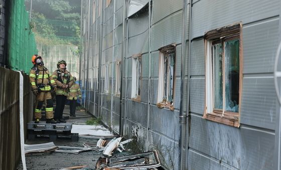 화재 발생 충북 진천 공장 살피는 소방당국