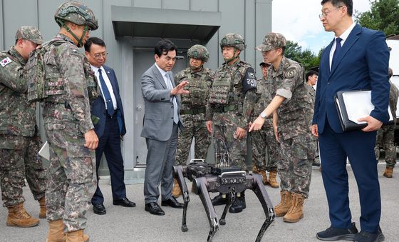 다족보행로봇 시연 참관하는 안규백 장관