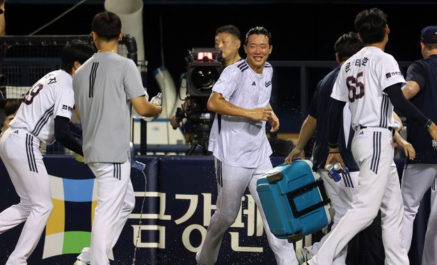 동료들의 물세례 받는 '베어스 최연소 10승' 최민석