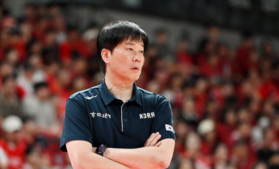 경기 지켜보는 박수호 감독