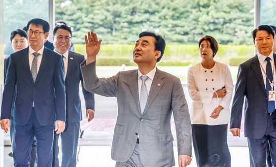 직원들과 인사 나누며 출근하는 안규백 장관