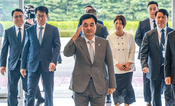 안규백 장관, 경례하며 국방부 청사 출근